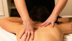 Therapist performing a relaxing back massage illustrating outcall massage and hotel spa options in Da Nang